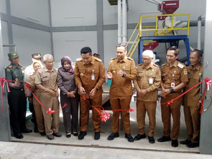 Bupati Klaten Resmikan Gedung Dan Mesin Rice Milling Unit (RMU) Di Desa Pundungsari