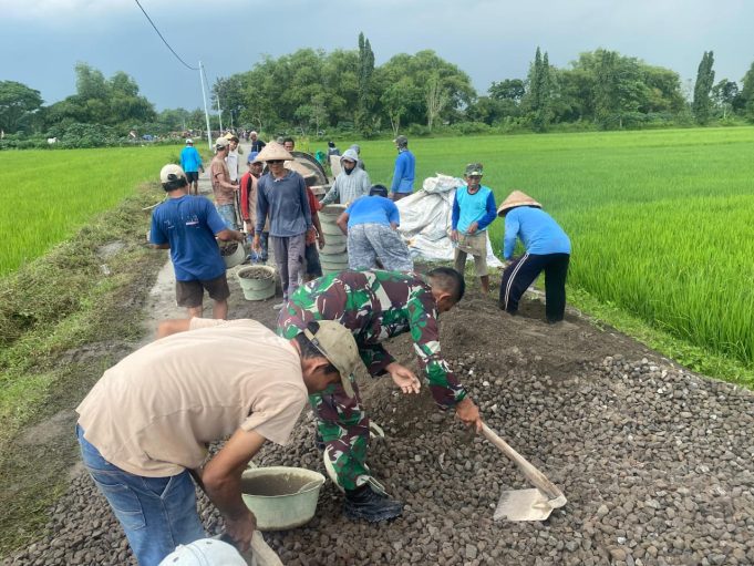 Gotong Royong Betonisasi Jalan Desa, Wujud Kemanunggalan TNI Dan Rakyat Di Gombang Cawas Klaten