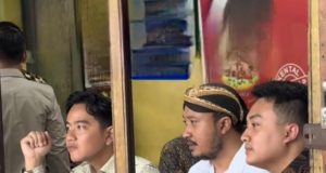 Wapres Tiba-tiba Makan Siang di Sate Kambing Klewer, Kota Solo Bersama Raja Kembar Hangabehi dan Purboyo
