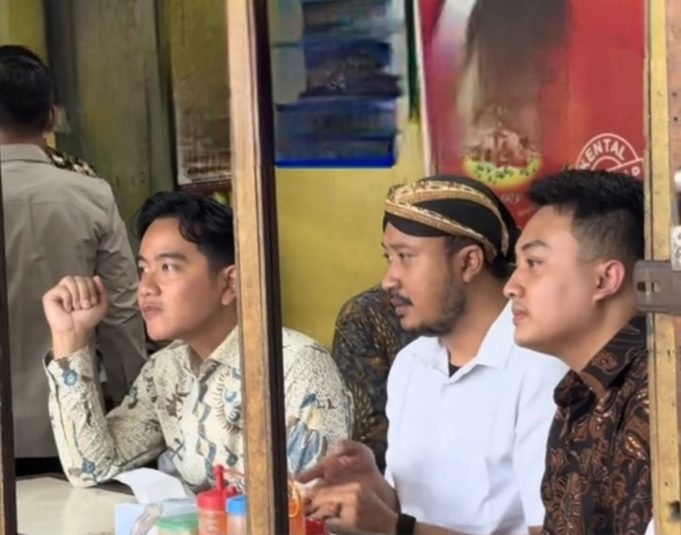 Wapres Tiba-tiba Makan Siang di Sate Kambing Klewer, Kota Solo Bersama Raja Kembar Hangabehi dan Purboyo
