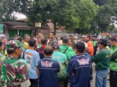 Danramil 01/Kota Klaten Bersama Babinsa Amankan Sosialisasi Penentuan Titik Pick Up Ojek Online Di Stasiun Klaten