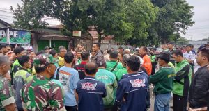 Danramil 01/Kota Klaten Bersama Babinsa Amankan Sosialisasi Penentuan Titik Pick Up Ojek Online Di Stasiun Klaten