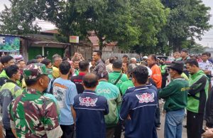 Danramil 01/Kota Klaten Bersama Babinsa Amankan Sosialisasi Penentuan Titik Pick Up Ojek Online Di Stasiun Klaten