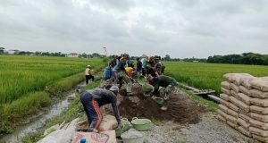 Gotong Royong TNI Dan Warga Warnai Betonisasi Jalan Pertanian Desa Mlese Klaten Pada KBMKB Ke-32 TA 2026