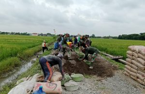 Gotong Royong TNI Dan Warga Warnai Betonisasi Jalan Pertanian Desa Mlese Klaten Pada KBMKB Ke-32 TA 2026