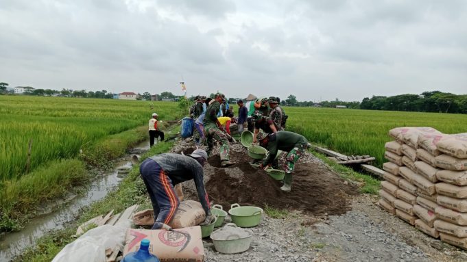 Gotong Royong TNI Dan Warga Warnai Betonisasi Jalan Pertanian Desa Mlese Klaten Pada KBMKB Ke-32 TA 2026