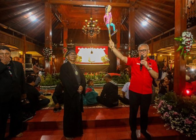 Rayakan Hari Ulang Tahun ke 53 PDIP Kota Surakarta Menggelar Wayangan