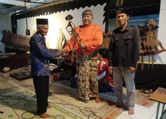 Tradisi Sadranan Warga Masyarakat Dukuh Tanjung Gelar Pentas Wayang Kulit.
