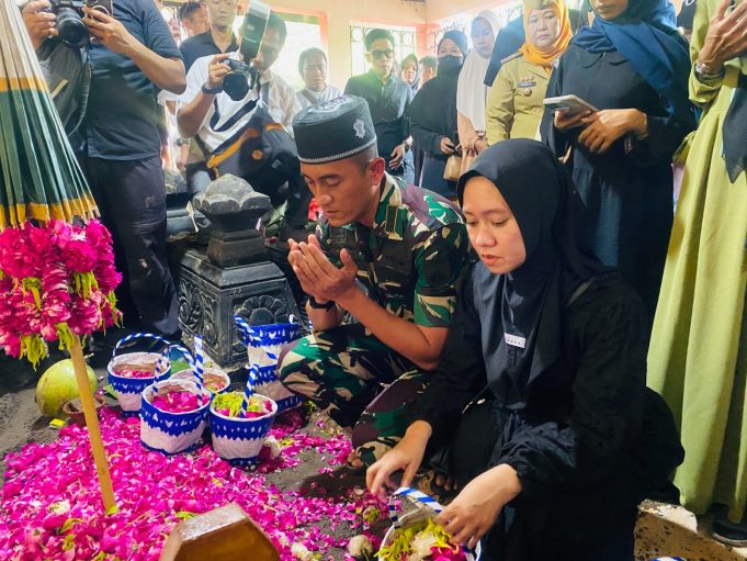 Turut Berbelasungkawa, Komandan Kodim 0723/Klaten Hadiri Pemakaman Wakil Bupati Klaten