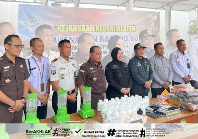 PERKUAT SINERGITAS, KALAPAS KLATEN PENUHI UNDANGAN KEJARI KLATEN, HADIRI PEMUSNAHAN BARANG BUKTI DI KEJARI KLATEN BERSAMA FORKOPIMDA