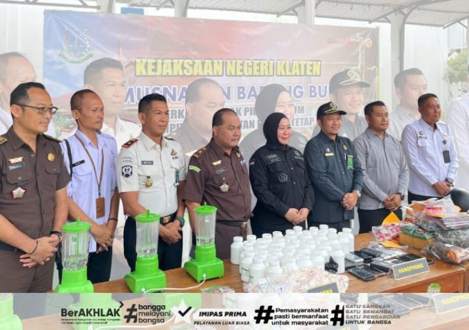 PERKUAT SINERGITAS, KALAPAS KLATEN PENUHI UNDANGAN KEJARI KLATEN, HADIRI PEMUSNAHAN BARANG BUKTI DI KEJARI KLATEN BERSAMA FORKOPIMDA