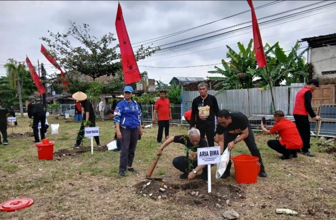 DPC PDIP Kota Surakarta Menggelar Aksi Penanaman Pohon 1001 Serempak di 5 Kecamatan