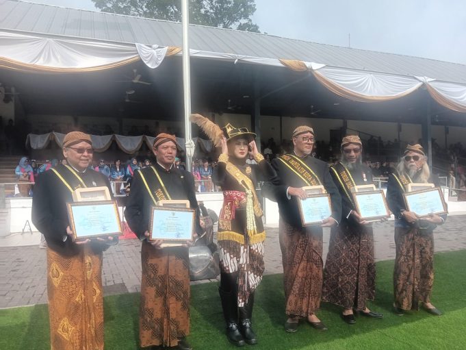 Wakil walikota Astrid Widayani Memakai Pakaian Busana Keprajuritan di Upacara HUT Kota Solo