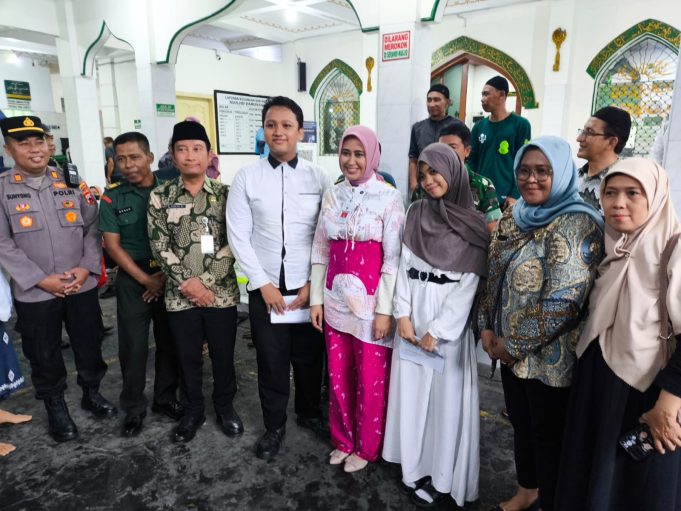 1.000 Porsi Bubur Samin Dibagikan Secara Gratis di Masjid Darussalam