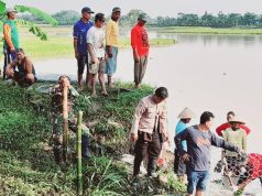 Babinsa Koramil 20/Cawas Bersama Warga Perbaiki Tanggul Sungai Padangan