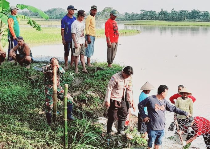 Babinsa Koramil 20/Cawas Bersama Warga Perbaiki Tanggul Sungai Padangan