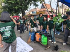 Solo Eco Barter Gaungkan Aksi Nyata Peduli Lingkungan, Mahasiswa UKTS Edukasi Warga dan PKL di CFD Slamet Riyadi
