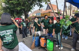 Solo Eco Barter Gaungkan Aksi Nyata Peduli Lingkungan, Mahasiswa UKTS Edukasi Warga dan PKL di CFD Slamet Riyadi