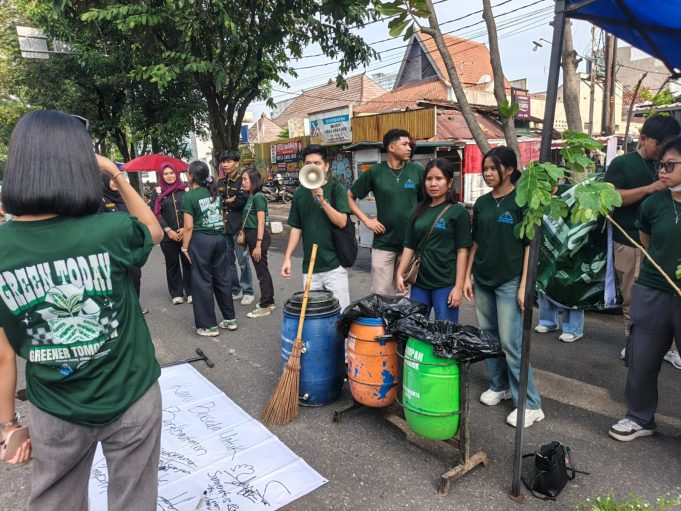 Solo Eco Barter Gaungkan Aksi Nyata Peduli Lingkungan, Mahasiswa UKTS Edukasi Warga dan PKL di CFD Slamet Riyadi