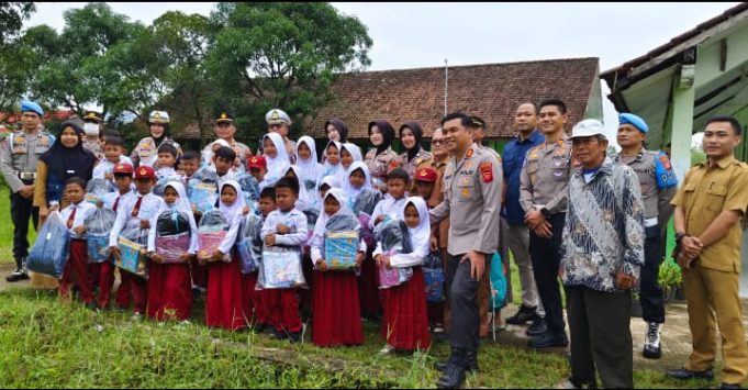 MOMEN HARU KAPOLRES KUNINGAN di SDN 3 SUKADANA : SEKOLAH KECIL, SEMANGAT BESAR KUNINGAN