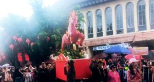 Masyarakat Antusias di Tengah Hujan Deras Untuk Merebutkan Kue Keranjang