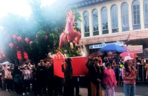 Masyarakat Antusias di Tengah Hujan Deras Untuk Merebutkan Kue Keranjang
