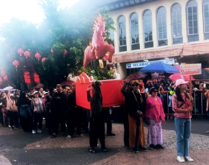 Masyarakat Antusias di Tengah Hujan Deras Untuk Merebutkan Kue Keranjang