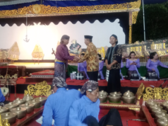 Puncak Acara Kirab Budaya Sadranan Pemdes dan Warga Desa Karangtalun Gelar Wayang Kulit