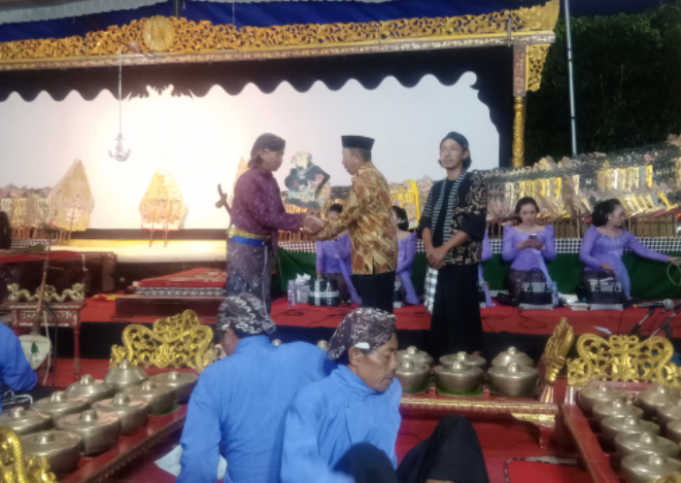 Puncak Acara Kirab Budaya Sadranan Pemdes dan Warga Desa Karangtalun Gelar Wayang Kulit