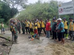 Gotong Royong TNI Dan Masyarakat, Sungai Dukuh Jagalan Dibersihkan Dari Rumpun Bambu Roboh