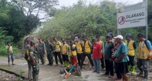Gotong Royong TNI Dan Masyarakat, Sungai Dukuh Jagalan Dibersihkan Dari Rumpun Bambu Roboh