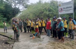 Gotong Royong TNI Dan Masyarakat, Sungai Dukuh Jagalan Dibersihkan Dari Rumpun Bambu Roboh