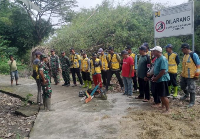Gotong Royong TNI Dan Masyarakat, Sungai Dukuh Jagalan Dibersihkan Dari Rumpun Bambu Roboh