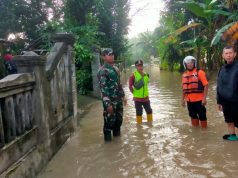 Babinsa Koramil 20/Cawas Bersama Pemerintah Desa Pantau Luapan Sungai Dengkeng Di Desa Japanan