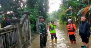 Babinsa Koramil 20/Cawas Bersama Pemerintah Desa Pantau Luapan Sungai Dengkeng Di Desa Japanan