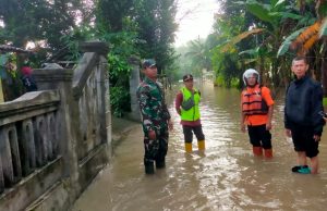 Babinsa Koramil 20/Cawas Bersama Pemerintah Desa Pantau Luapan Sungai Dengkeng Di Desa Japanan