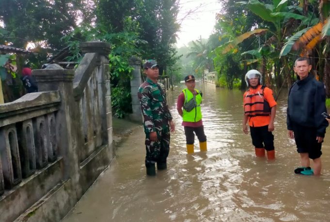 Babinsa Koramil 20/Cawas Bersama Pemerintah Desa Pantau Luapan Sungai Dengkeng Di Desa Japanan