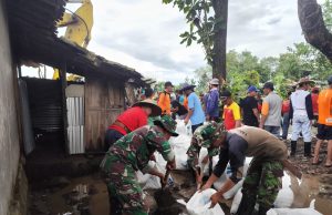 Penanganan Darurat Tanggul Jebol Sungai Dengkeng, Aparat dan Warga Bersinergi Melalui Karya Bakti