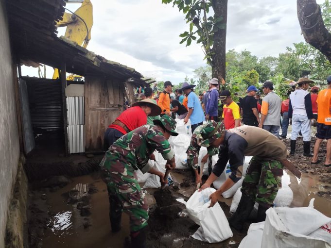 Penanganan Darurat Tanggul Jebol Sungai Dengkeng, Aparat dan Warga Bersinergi Melalui Karya Bakti