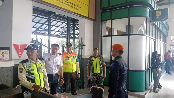 Babinsa Kodim 0723/Klaten Pastikan Keamanan Penumpang KA Saat Arus Balik Lebaran 2026