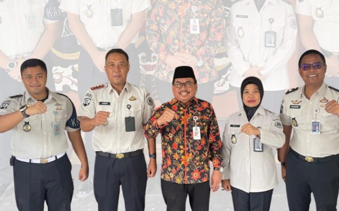 PANTAU PELAKSANAAN PELAYANAN PUBLIK DI LAPAS KLATEN, STAFFSUS KEMENKO HUKUM, HAM, DAN IMIPAS LAKSANAKAN MONITORING DAN EVALUASI LAYANAN KUNJUNGAN