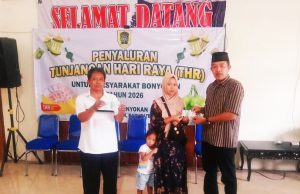 Pemerintah Desa Bonyokan Bagikan THR Perdana Kepada Warganya Anggarkan 170 Juta