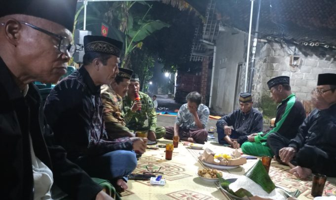 Babinsa Koramil 12/Manisrenggo Bersama Pemerintah Desa Dan Warga Gelar Tirakat Kelancaran Pembangunan Jembatan Garuda