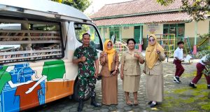 Babinsa Desa Balak Dampingi Kunjungan Dinas Perpustakaan Dan Arsip Kabupaten Klaten Ke SD Balak