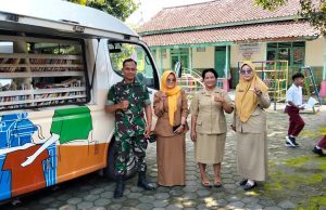 Babinsa Desa Balak Dampingi Kunjungan Dinas Perpustakaan Dan Arsip Kabupaten Klaten Ke SD Balak