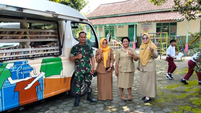 Babinsa Desa Balak Dampingi Kunjungan Dinas Perpustakaan Dan Arsip Kabupaten Klaten Ke SD Balak