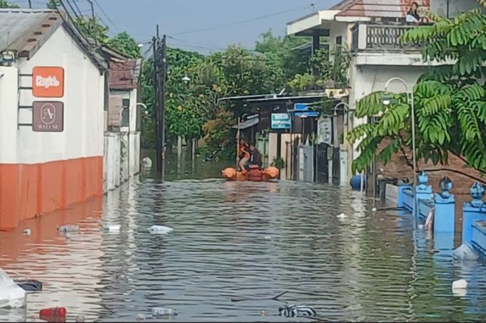 Hujan Deras Dengan Durasi Lama Mengakibat kan Banjir dan Kemacetan di Jalan Solo – Sukoharjo