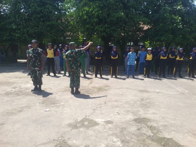 Babinsa Kebonarum Latih PBB Dasar Di SMP N 7 Klaten, Bentuk Disiplin Dan Karakter Siswa