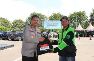Aksi Sosial Kapolres Bekasi Kota, Warga hingga Ojol Terima Sembako Gratis