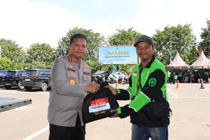 Aksi Sosial Kapolres Bekasi Kota, Warga hingga Ojol Terima Sembako Gratis